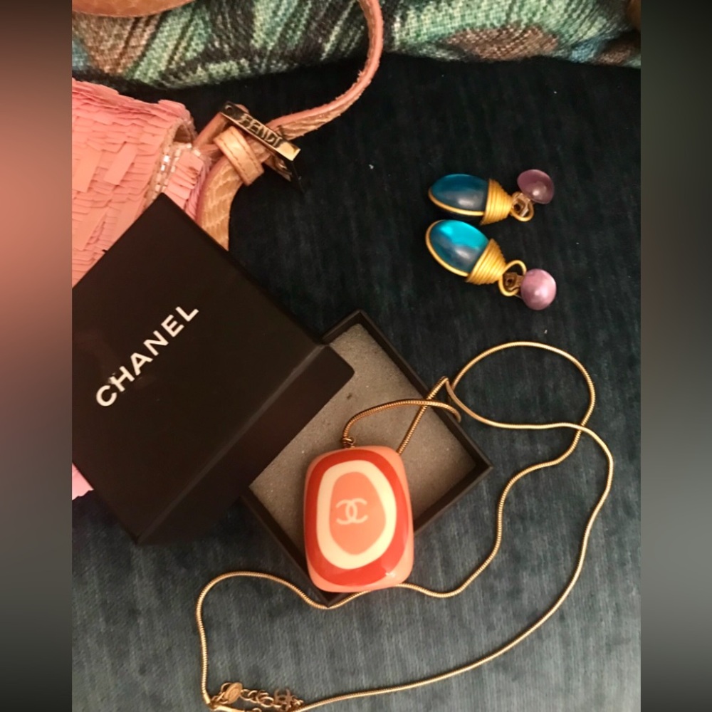 AUTHENTIC CHANEL CC LARGE RESIN PINK PEACH WHITE GOLD PENDANT NECKLACE IN BOX